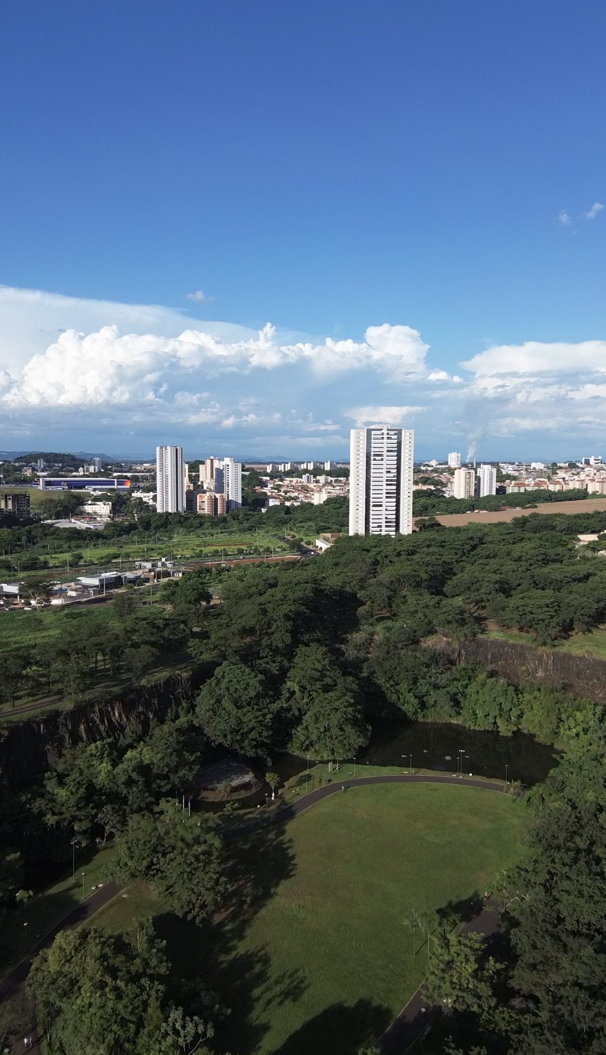 Vista aérea do portão de acesso ao Parque Curupira, com o bairro Panamby ao fundo